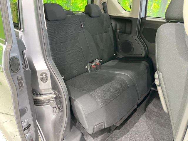 後部座席も気になるようなキズ・汚れやへたり等、大きなダメージはなく、良好な状態です。