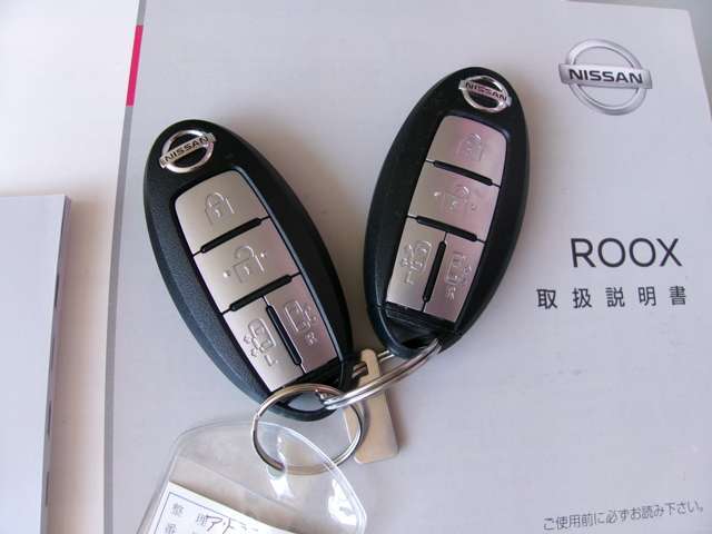 インテリジェントキーを携帯していれば、リクエストスイッチを軽く押すだけでドアのロック・アンロックが可能です。