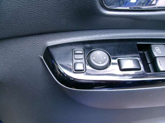 ドアミラーの鏡面の調節、格納は運転席からすべて操作できます！