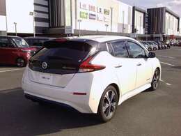 ボディカラーも人気の特別色　ブリリアントホワイトパール　です