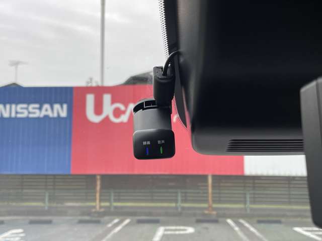 ドライブレコーダーは前後画像を録画、万が一の時でも安心です。