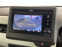 リバースギアに入れるだけで後方の表示へ切り替わります。夜間や雨の日の駐車も楽になりますよ。