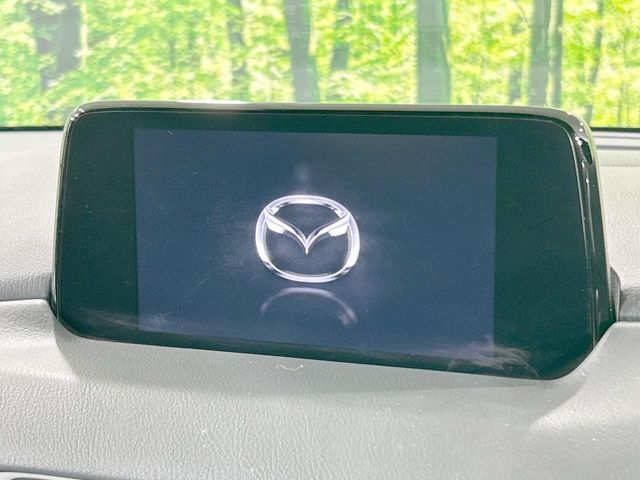 【マツダコネクトナビ】車内の雰囲気にマッチした一体型タイプのナビ。各種車輌設定やBluetooth再生等、様々な機能が楽しめます。直感的なダイヤル操作が可能で、使い勝手も良好です。