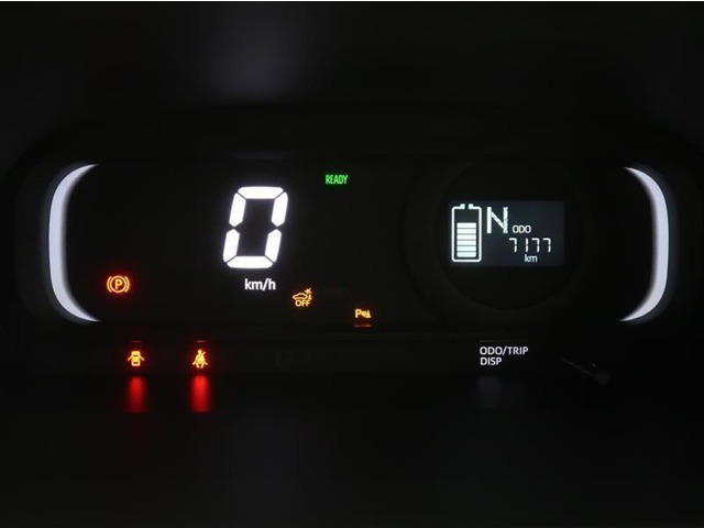 とっても見やすいメーターです。夜間時はラグジュアリーな気分にさせてくれる照明が魅力ですので、夜のドライブも楽しみになりますよ♪