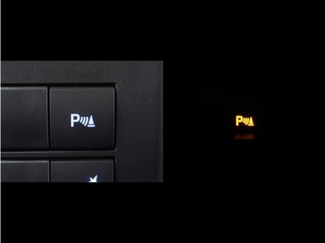コーナーセンサーを車の前後に装備。障害物までの距離に応じて警告音を変えてお知らせ。縦列駐車時や駐車場・車庫などでの取り回しをサポートします。詳細は販売店スタッフまでおたずねください。