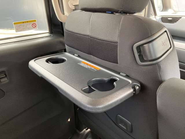 運転席、助手席後ろにはドリンクホルダーもございます。