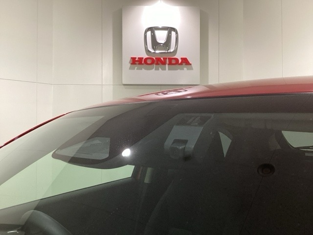 Honda SENSING装着車です。衝突を予測してブレーキをかけたり、前のクルマにちょうどいい距離で走行できる多彩な安心・快適機能を搭載した先進の安全運転支援システムがドライバーをサポートします。