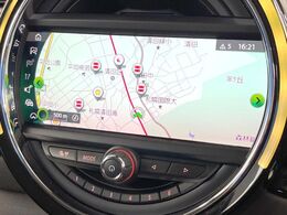 ●純正ナビ:一体感のあるナビは、高級感ある車内を演出してくれます。Bluetooth再生などオーディオ機能も充実しておりますので、運転もより楽しめます♪