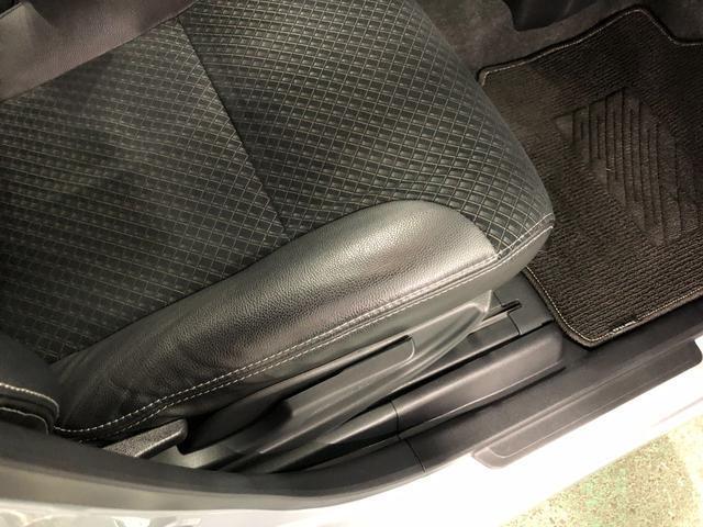 痛みの出やすい運転席シートの角、フロアマット、座面、ともに良好です