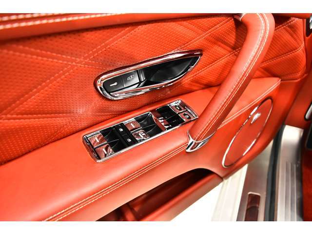 ＜主要諸元＞6.0L W型12気筒DOHCツインターボ 625ps/81.6kgm 全長5315×全幅1985×全高1490mm