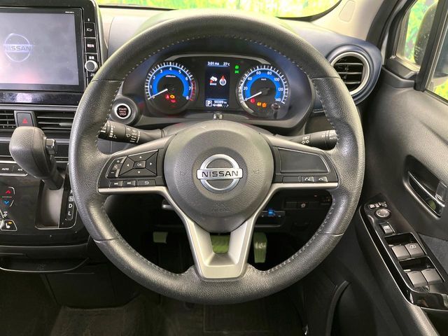 インテリアに合わせたデザインのステアリングは、運転される方のことも考え、運転しやすい形状、大きさです。是非一度、実際に触ってお確かめください。