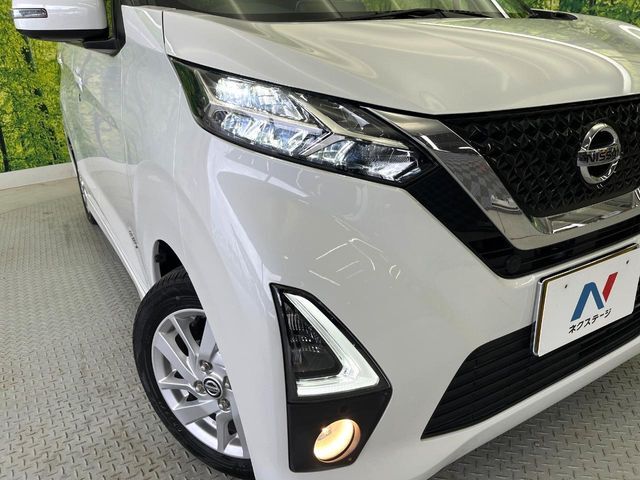 【LEDヘッドライト】悪天候や夜間走行時も良好な視界を確保し安心して運転できる高輝度LEDヘッドライトを装備！点灯速度が早く、消費電力も抑えられています。
