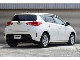 フォグランプやワイドタイヤ＆16インチアルミホイールを装着した「Sパッケージ」。高い動力性能と低燃費を両立した1.8Lエンジンは、JC08モード燃費で16.0km/L（カタログ値）のスペックです。