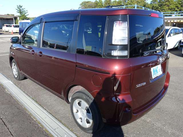 カーフィルム施工も承っております。お客様の愛車をドレスアップしてみませんか。お好みの濃さをお選びいただけます。詳細はスタッフまでお問い合わせください。