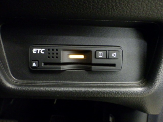【ETC】便利なETC車載器も装備！高速道路の料金所もスムーズに通過できます。今や必須の装備ですね！お客様用にセットアップをしてのお渡しとなります！