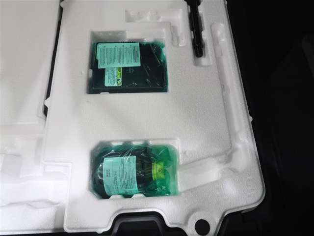 ラゲッジスペース床下にパンク修理キットを搭載しております。