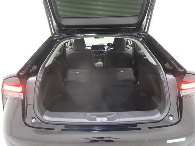 後席シートを倒せばさらに荷物が積めます。