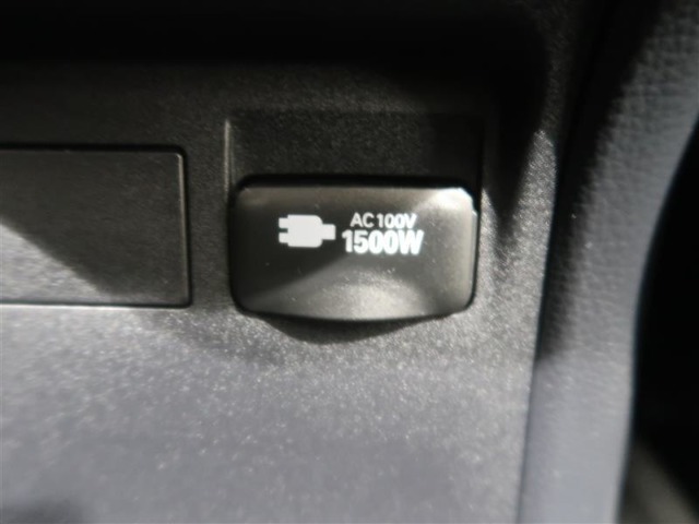 センターコンソール後ろ側にAC100V/1500Wの給電コンセントがあります。