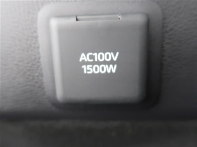 ラゲッジスペース左端にもAC100V/1500Wの給電コンセントがります。