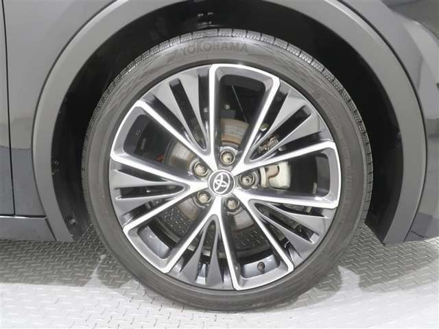 純正アルミホイールが似合ってます。タイヤサイズは195/50R19　です。