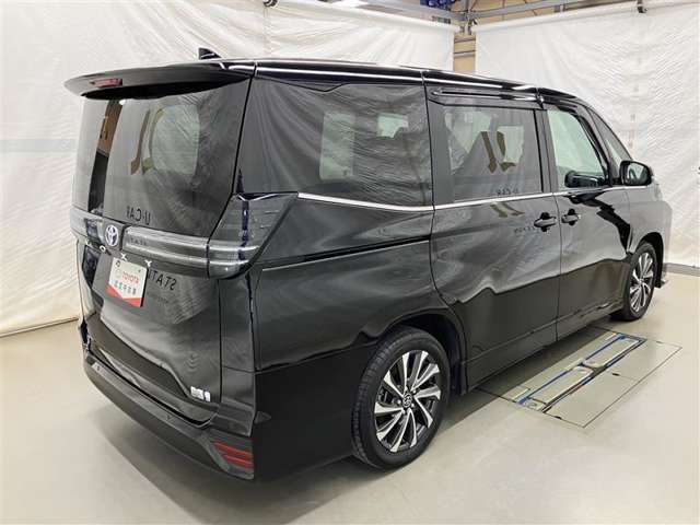 両側パワースライドドア付きだから、狭い駐車スペースなどでの 乗り降りラクラク！小さなお子さまのいるご家庭には嬉しい装備。