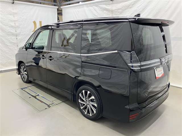 広々とした車内空間に優れた燃費性能。更にデザインも上質で人気のお車です！