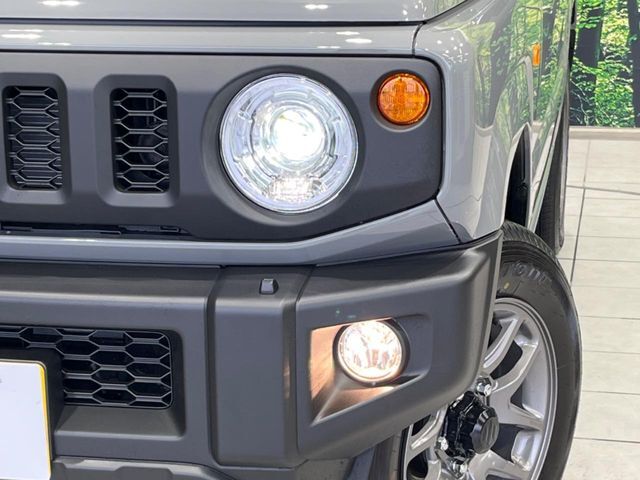 【LEDヘッドライト】悪天候や夜間走行時も良好な視界を確保し安心して運転できる高輝度LEDヘッドライトを装備！点灯速度が早く、消費電力も抑えられています。