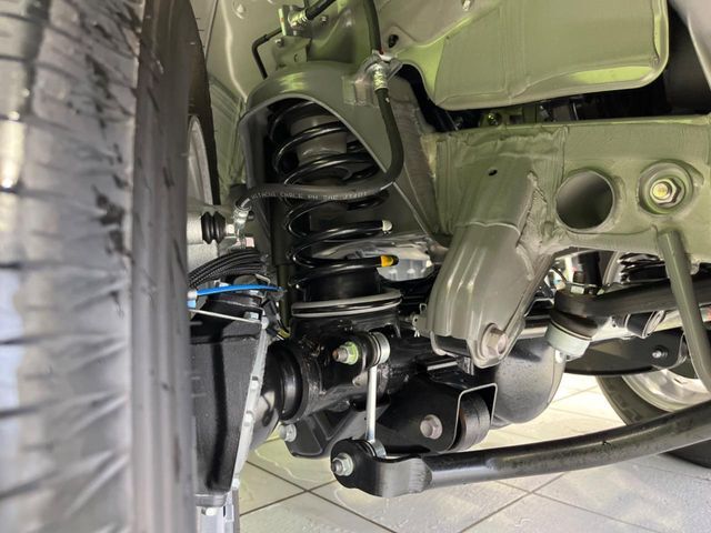 お車を安心してお乗りいただく為には、足回りの定期点検が欠かせません。サービスサポート（有償保証）では無料点検もご提供しており、安心のカーライフをお過ごしいただけるサポート体制が整っています。