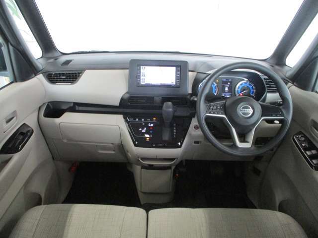 ベージュ系を基調とした明るくスタイリッシュなデザインの運転席です。衝突被害軽減ブレーキ、レーンキープアシストなどの安心装備付き！