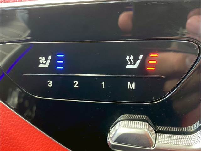 【シートヒーター＆シートクーラー】高級車にふさわしい快適装備で、夏場は座面から涼しい風が、冬場は身体の芯からポカポカになりますね。