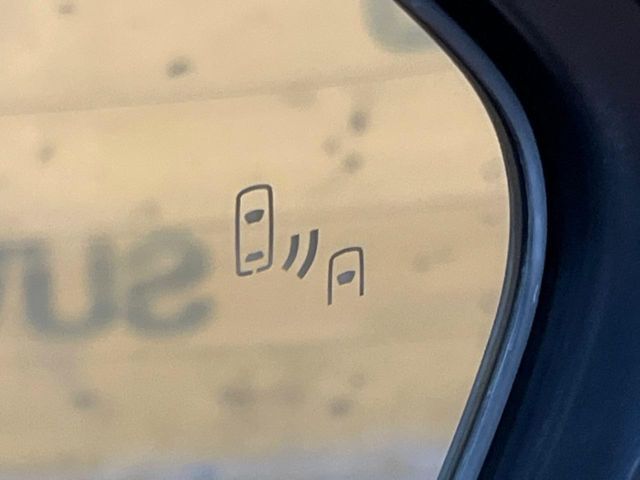 【ブラインドスポットモニター】走行中、ドアミラーの死角になりやすい箇所に後続車が接近するとサイドミラーのレンズに警告を表示！ドライバーに注意喚起をしてくれます。