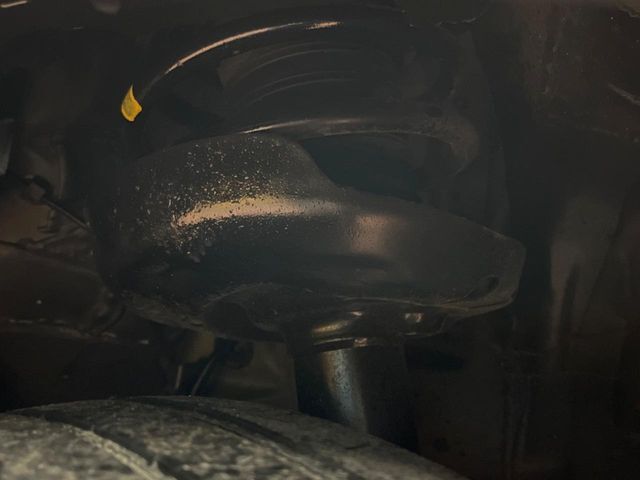 お車を安心してお乗りいただく為には、足回りの定期点検が欠かせません。サービスサポート（有償保証）では無料点検もご提供しており、安心のカーライフをお過ごしいただけるサポート体制が整っています。