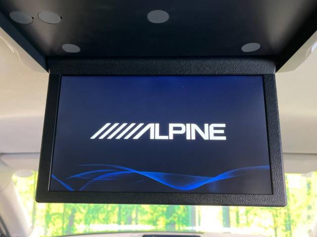 【ALPINE10.1型リアビジョン】カーナビで再生したDVD映像などを後席で観られるリアビジョン。ドライブがより楽しくなります。