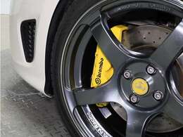 ■メイクユアスコーピオン（パールホワイトボディ色＋ブラウンレザー・アルカンターラシート色＋イエローブレーキキャリパー）　■アドバンレーシング17インチアルミホイール　■ビルシュタイン製車高調