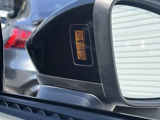 ●アウディサイドアシスト『後方の死角を並走する車両を検知しドアミラーの内側のLEDが点灯。ドライバーに注意を促し事故を未然に防ぐシステムです。』