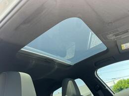 ●パノラマサンルーフ『高級車の代名詞サンルーフ。室内が開放感ある空間となりお子様にも人気の装備となっております。』