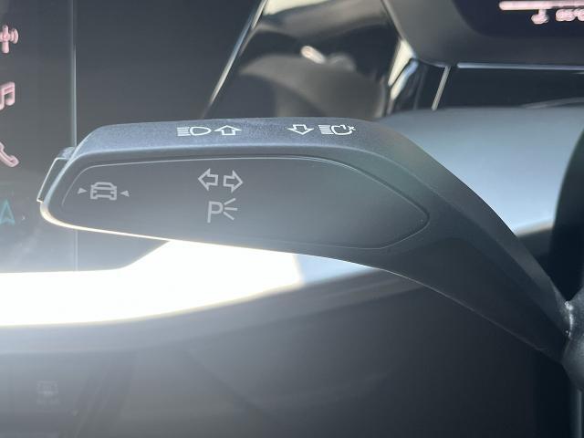 ●アクティブレーンアシスト『60km/h　以上での走行時にドライバーの不注意によってクルマがレーンをはみ出しそうになると、クルマをレーンに戻す方向にステアリングをアシストします。』