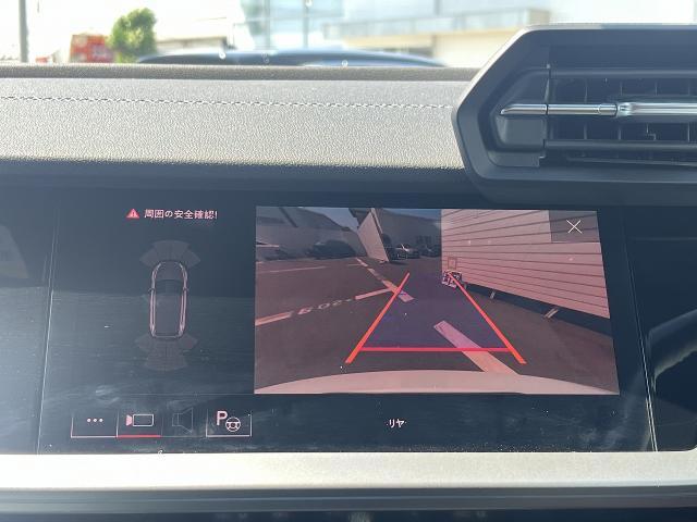 ●リアビューカメラ『入車経路を算出し、ガイドラインと補助線をディスプレイに表示します。同時にバンパーに内蔵のセンサーが障害物を感知し音で注意を促します。後方の死角も安心していただけます。』