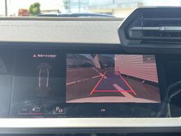 ●リアビューカメラ『入車経路を算出し、ガイドラインと補助線をディスプレイに表示します。同時にバンパーに内蔵のセンサーが障害物を感知し音で注意を促します。後方の死角も安心していただけます。』