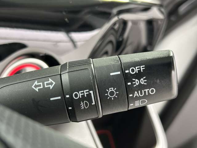 【オートライトシステム】 車外の環境に合わせてライトを点灯します☆トンネル入り口では瞬時に点灯するなど、点灯、消灯を車外の明るさに応じて行います！！！