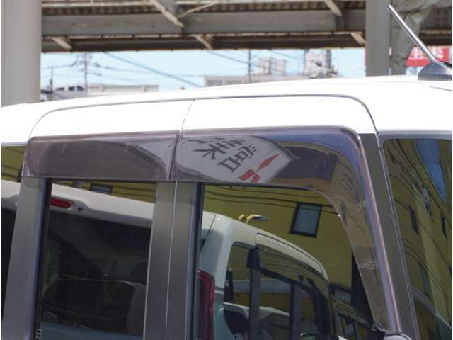 【サイドバイザー付き】雨の日も気にせず換気が可能です☆新車購入時につける方の多いオプションがしっかりついてます☆