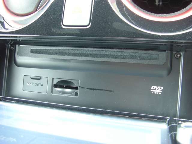DVD＆CDの再生やブルートゥースもこのナビにお任せ下さい！
