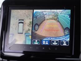 【全方位カメラ】クルマを真上から見たような俯瞰（ふかん）映像や助手席側のサイド映像など、視点を切り替えて表示。さまざまなアングルで視界をサポートします。