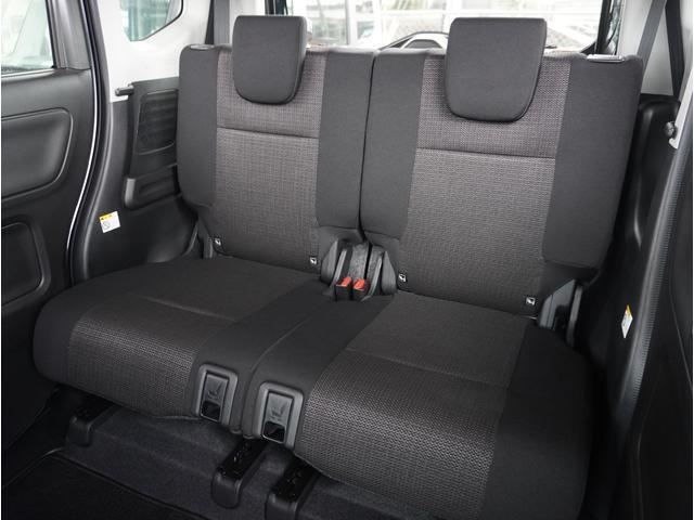 【後部座席】膝まわりや足元にゆとりのスペースを確保した後席。週末の遠出の際にも、ゆったりとした姿勢で快適に過ごせます。