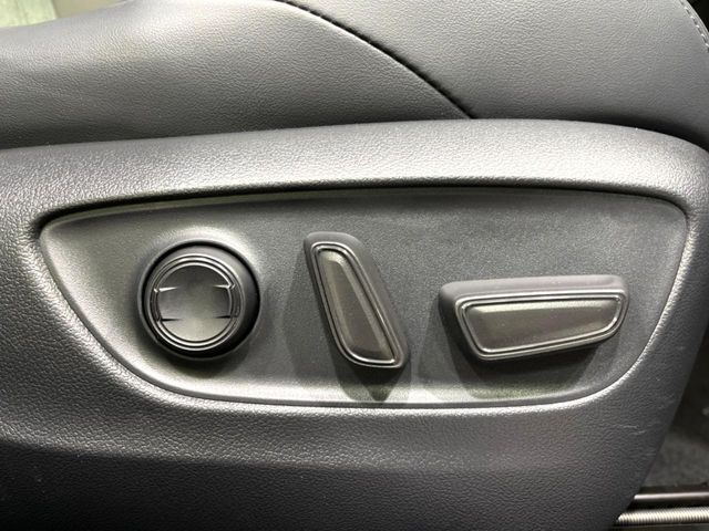 【パワーシート】スイッチ一つで簡単にシートの微調整が可能！電動だから力もいりません！快適なシートポジションにセットして、快適なドライブをお楽しみください。