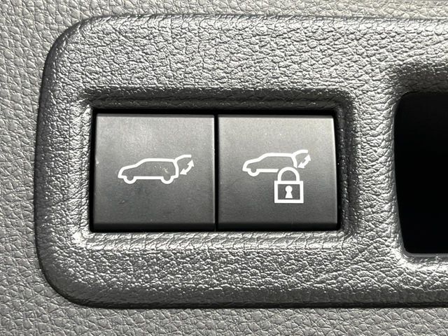 【パワーバックドア】スマートキーや運転席のボタンを押すだけでリアゲートが自動で開閉します！荷物を持っている時や、高い位置にあるバックドアを閉める際に便利な機能です♪