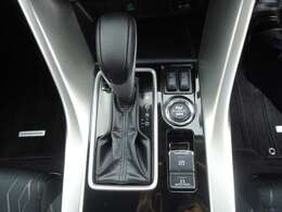 オートホールド付電動パーキングブレーキ装備です。