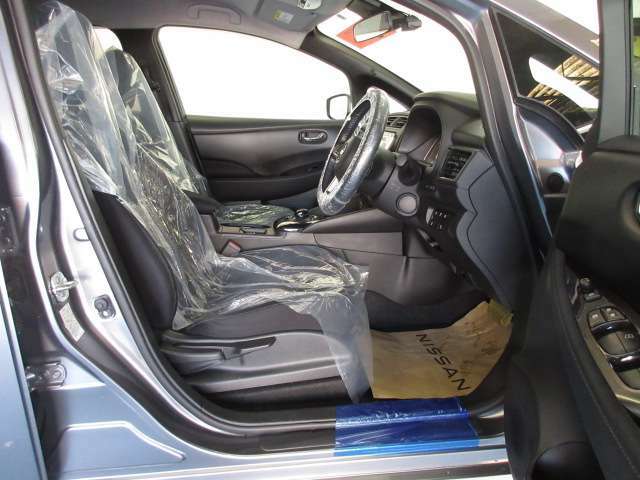 使いやすく安全な操作性と良好な視界を実現した運転席。