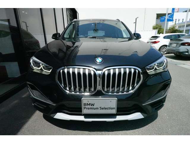 BMWの代名詞の【キドニーグリル】グリルが腎臓のように見えるので【キドニー】と呼ばれるようになりました。一目見ただけでBMWであると認識できる確固たるアイコンとして存在感を放ちます。