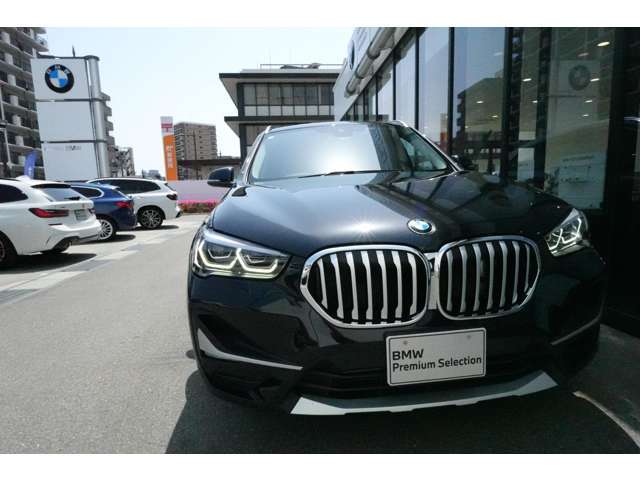 BMWの代名詞の【キドニーグリル】グリルが腎臓のように見えるので【キドニー】と呼ばれるようになりました。一目見ただけでBMWであると認識できる確固たるアイコンとして存在感を放ちます。
